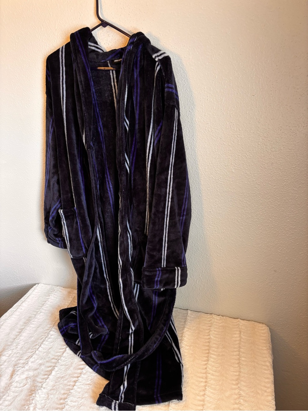 JOE BOXER Men’s Striped Plush Robe in Deep Navy and White - Picture 3 of 3